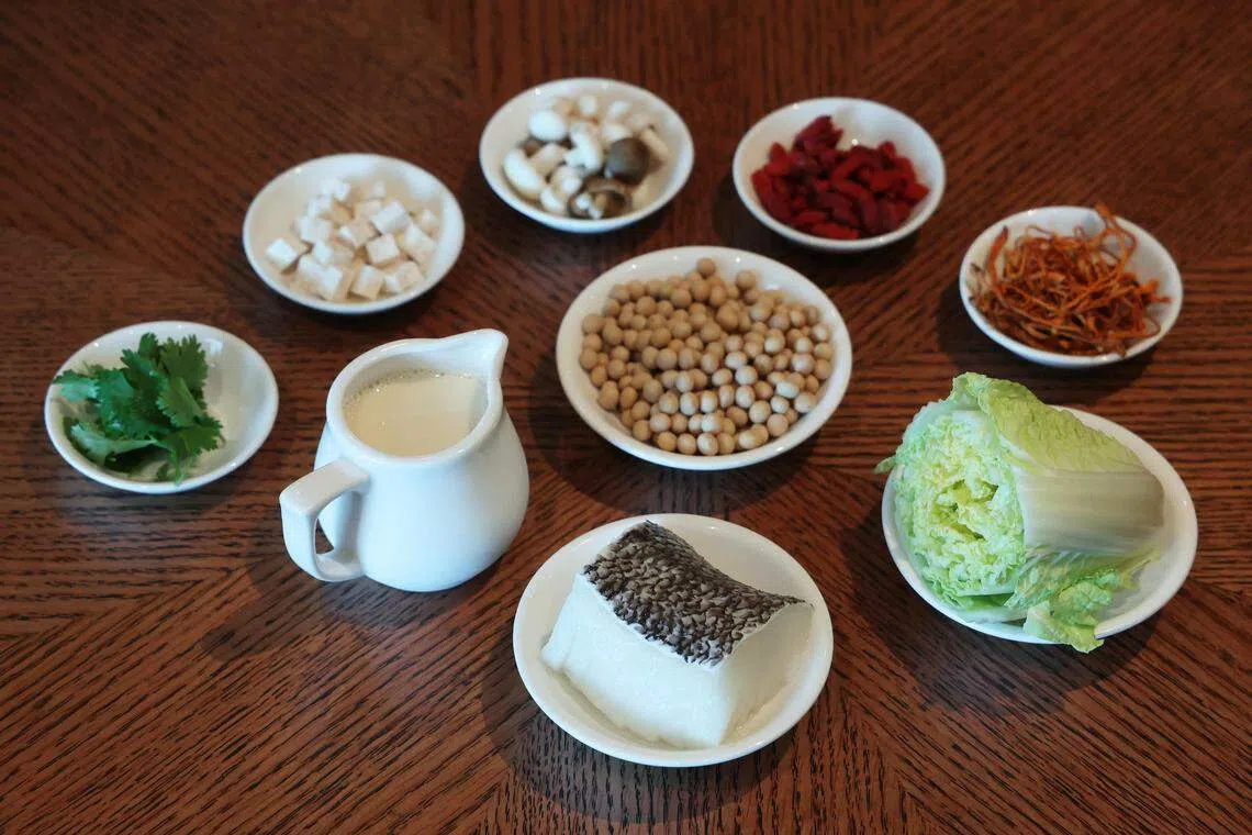 野珍菌豆浆浸鳕鱼，以鳕鱼搭配自制豆浆。（蔡家增摄）