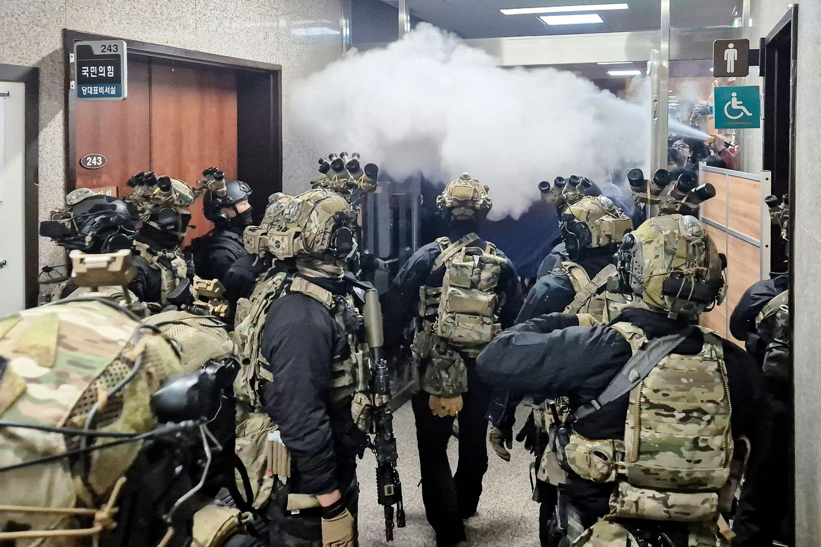 国会工作人员与士兵发生冲突，一些人使用灭火器阻止士兵进入。（法新社）
