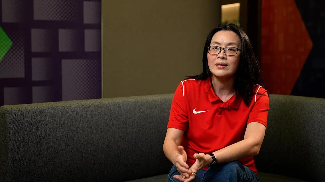 受访家长韩镁玲认为，家长需要以身作则，在陪伴孩子的时候放下手机，才能树立良好示范。（视频截图）
