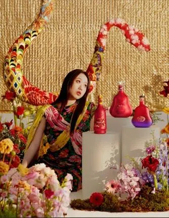 中国时装设计师裘淑婷设计的轩尼诗蛇年酒款瓶身与礼盒，启发自家乡杭州的传统提花布、锦缎与刺绣图案。（酒商提供）