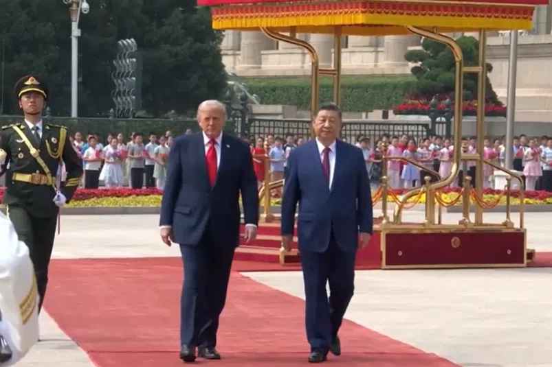中国国家主席习近平（右）星期四（5月14日）上午在北京人民大会堂外举行的欢迎仪式，与美国总统特朗普并肩同行。（央视新闻截屏）