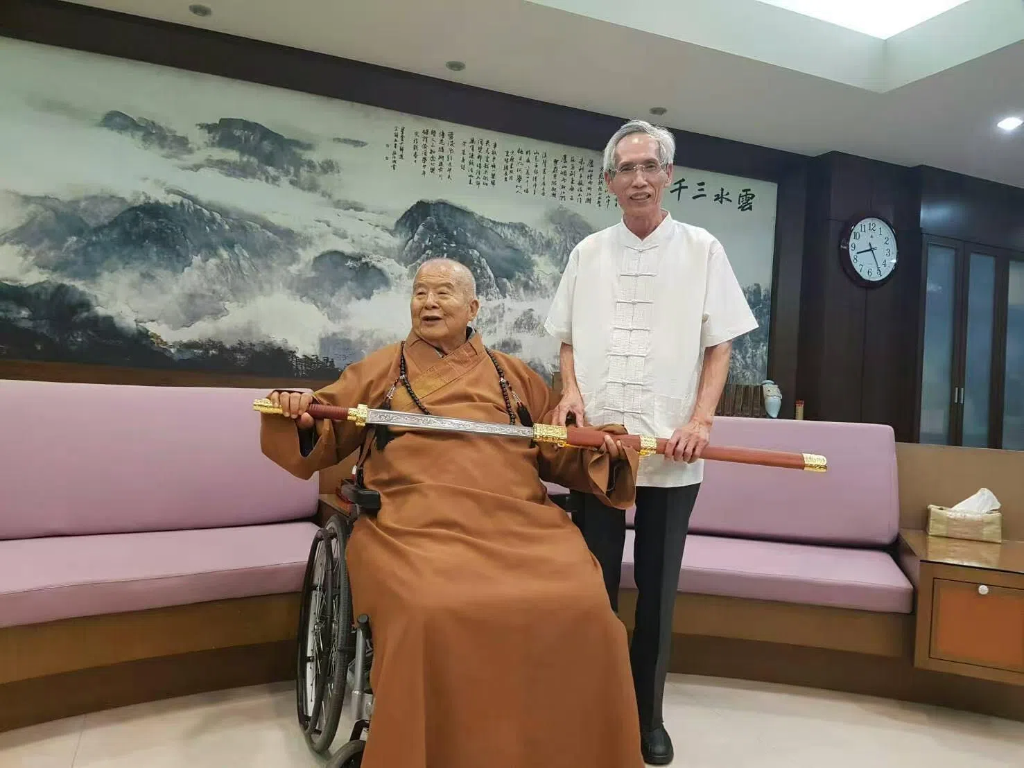陈世聪（右）的宝剑获佛光山星云大师收藏。（陈世聪提供）