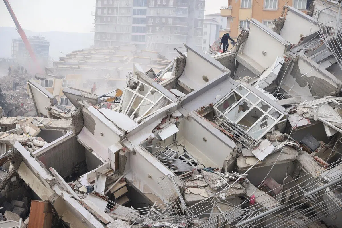 土耳其地震灾区，连环向后倒塌的一间间住房里还困着埋着多少生命？（路透社）