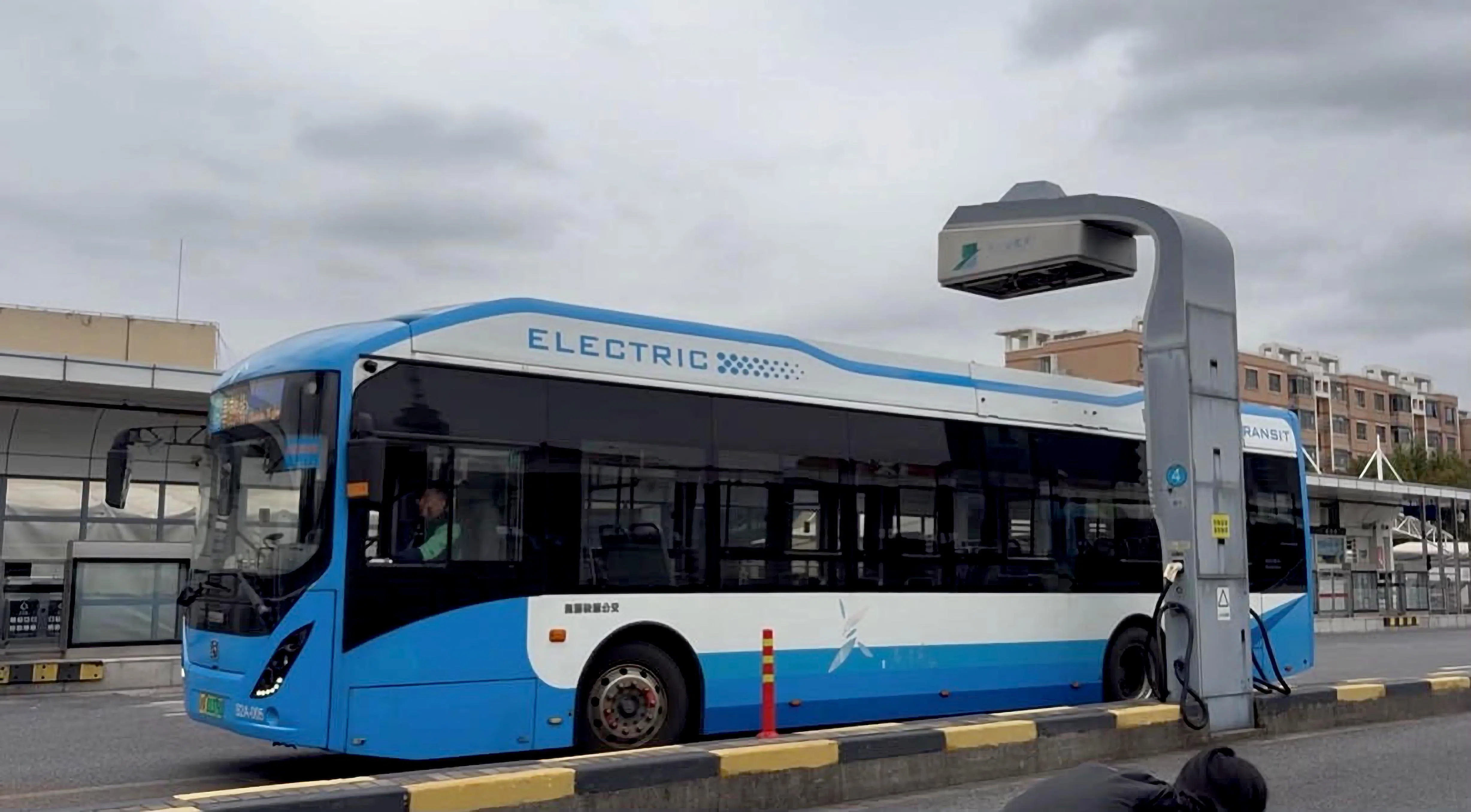 传统上，快速公交系统（BRT）需要专用的车道、电力和信号系统等基础设施。图为中国的传统BRT。（陆路交通管理局提供）