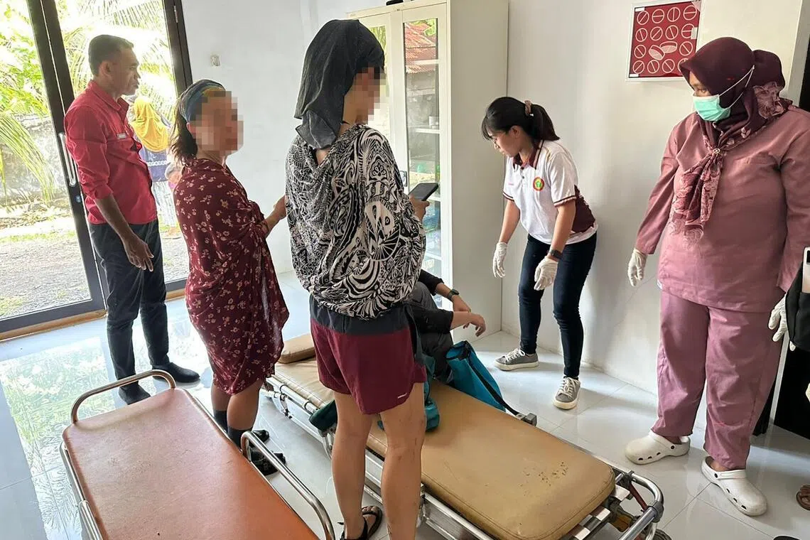 印尼国家救援与搜寻组织发布的画面中，三名新加坡登山者在杜科诺火山喷发后安全逃生。（印尼国家救援与搜寻组织提供）