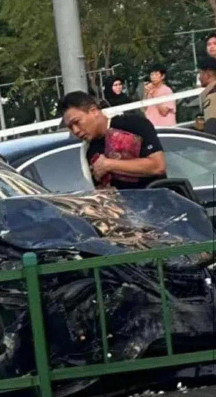 事故现场的照片显示，肇事男驾驶员（中）下车时，还能够站立，伤势看起来并不严重。（取自Instagram）