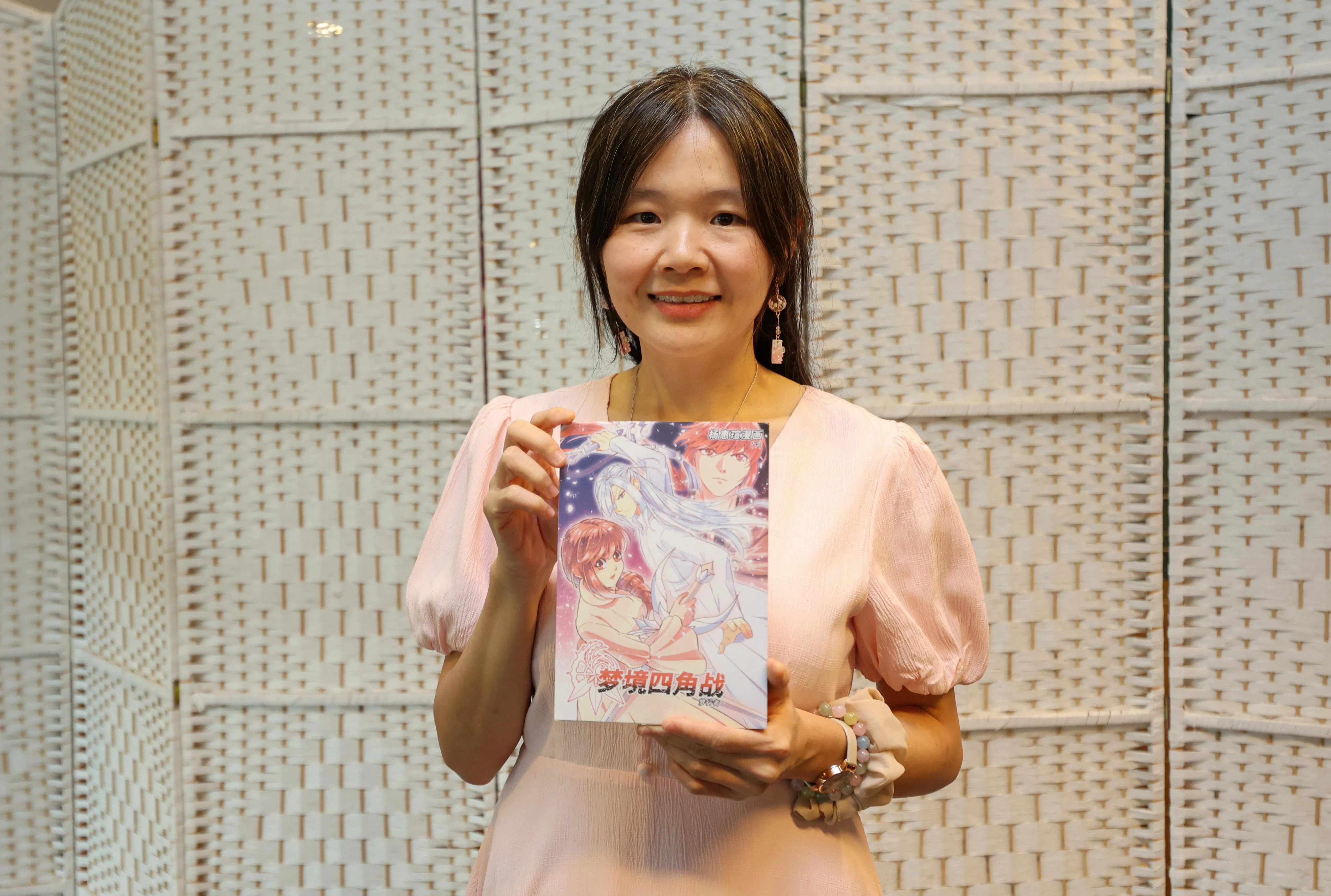杨惠瑄和姐姐杨慧珊（笔名阿紫）是本地漫画姐妹花，为少女创作梦中漫画。（游甯稀摄）