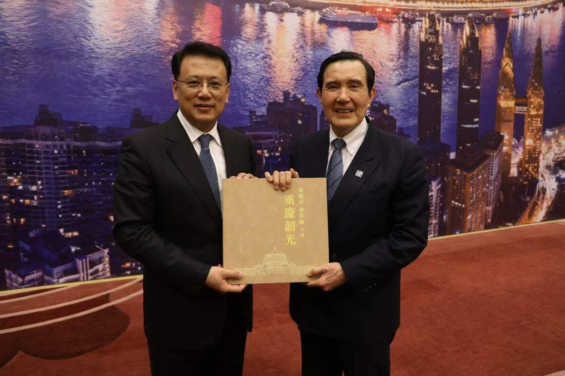 中共重庆市委书记袁家军宴请马英九一行，席间将马英九父母当年在重庆的照片等作为“神秘礼物”赠予马英九。（马英九办公室提供）