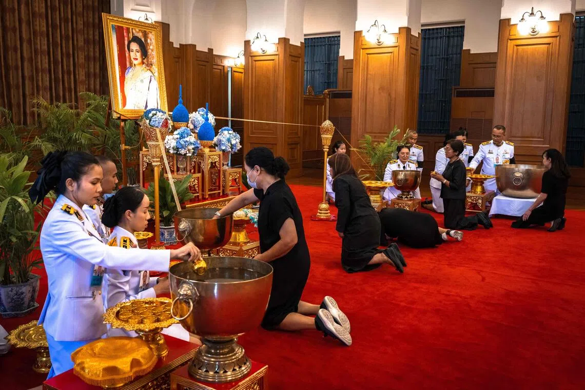 10月26日，哀悼者在曼谷大皇宫内的泰国王太后诗丽吉的肖像前表达敬意。（法新社）
