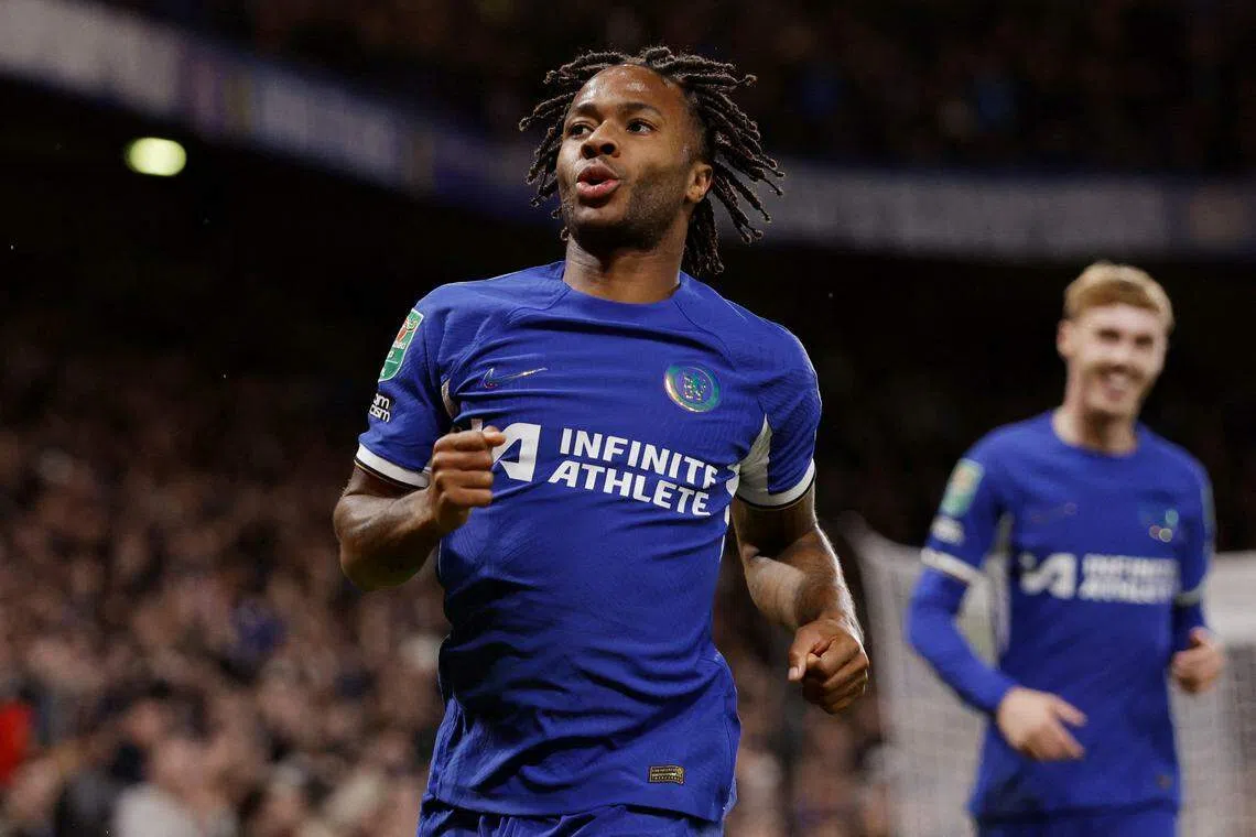 边锋斯特林（中）在进球后奔跑庆祝。（路透社）