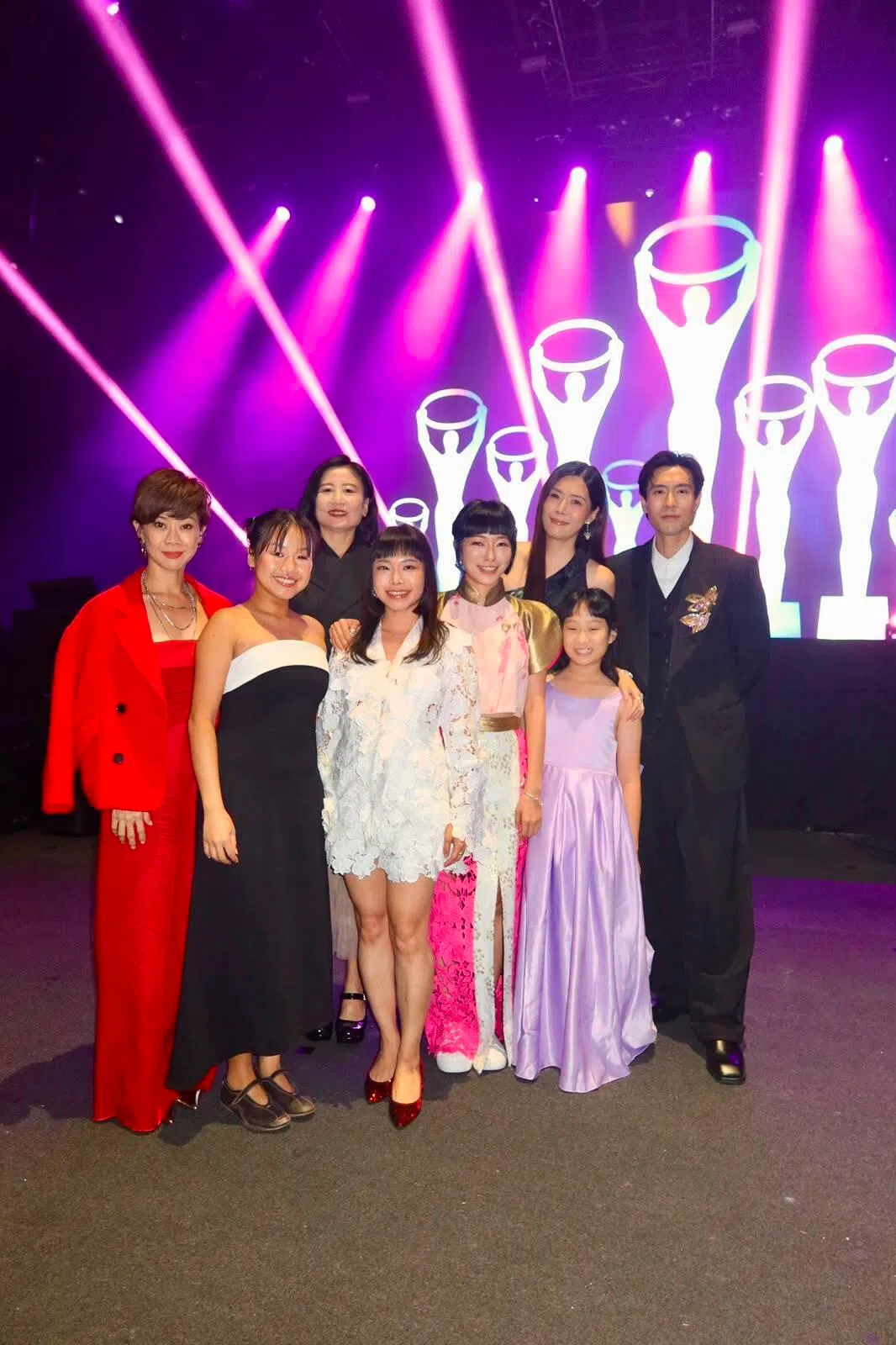 王宣静（紫衣者）和谢俊峰（右起）、黄思恬、导演洪玉桔、制作人黄乙馨、赖佳怡以及团队们合照。（洪玉桔提供）