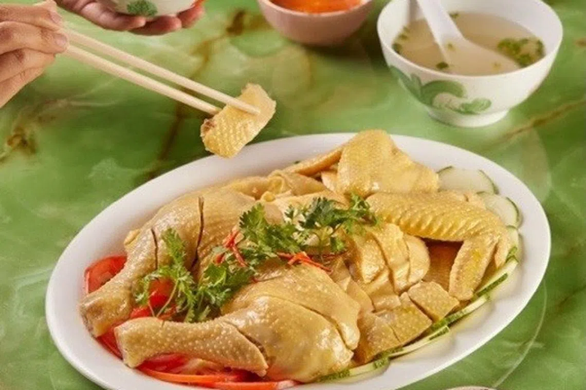 “日日茶室”的海南甘榜鸡饭特选大只母鸡，肉质结实但不柴。（品牌提供）