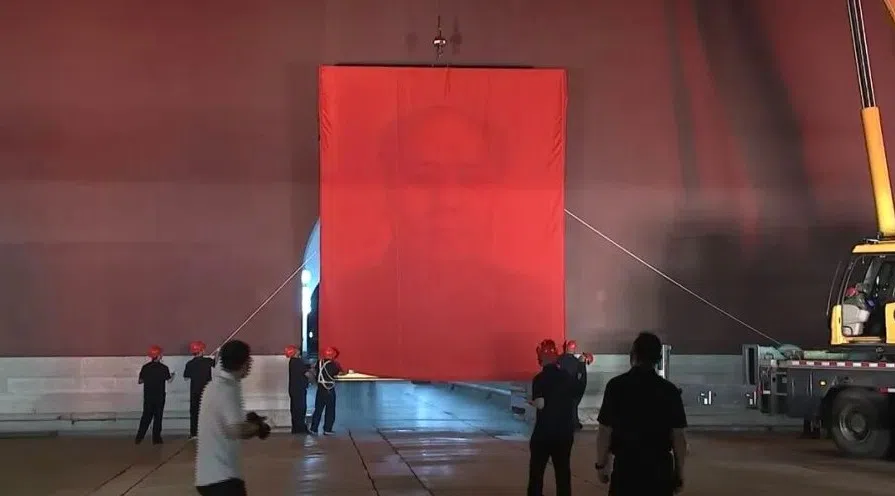 历时两个多小时，旧画像被摘下，新画像吊装在天安门城楼中央。（北京日报）