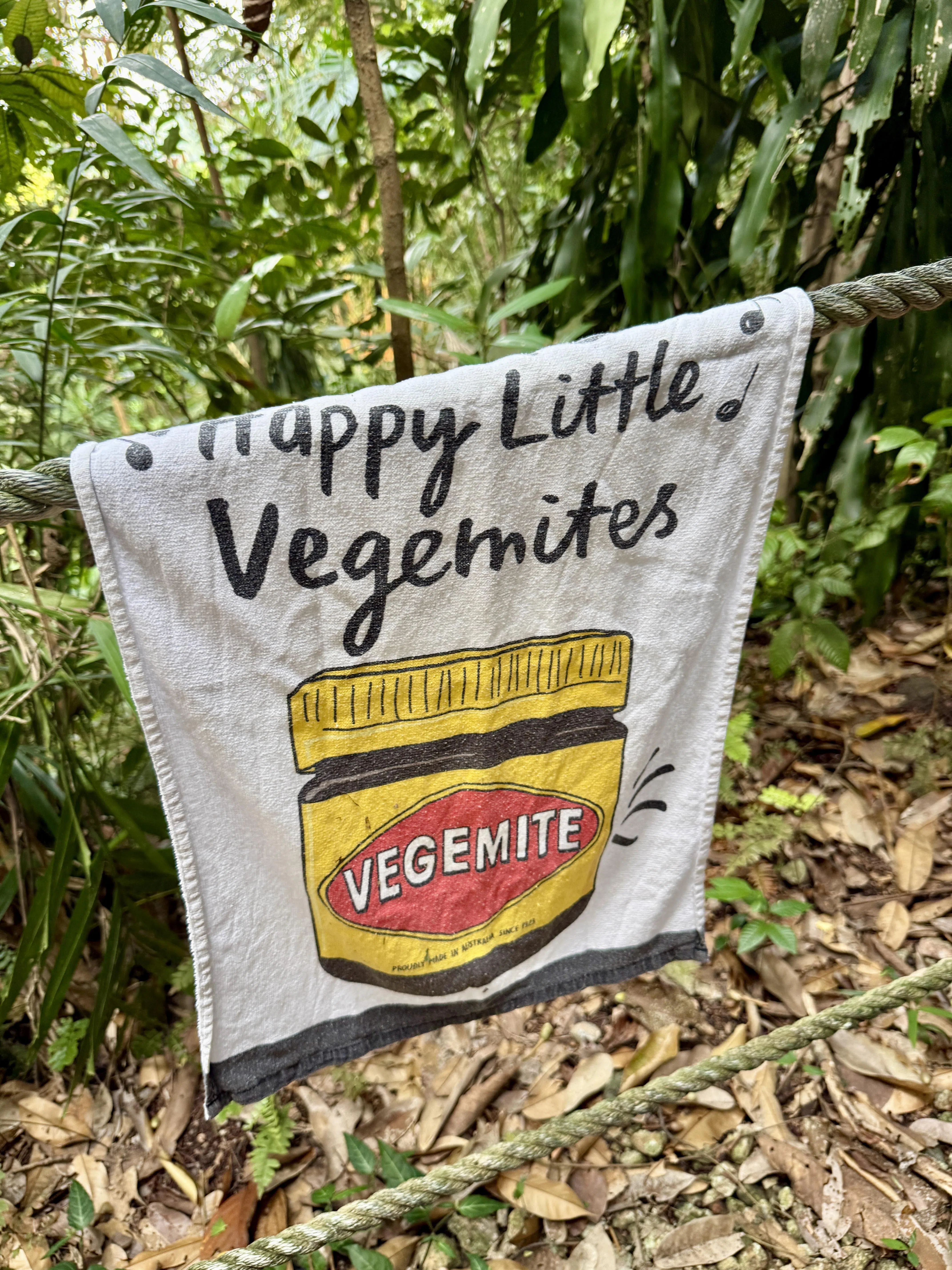 现在很难在本地买到的Vegemite，“现身”在通往瞭望台的步道上。（陈映蓁摄）