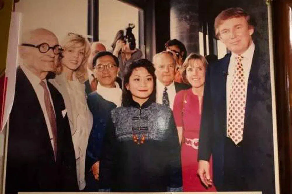 特朗普（右）邀请华人女风水师天山本研（中）参与特朗普世界大厦（Trump World Tower）的奠基仪式。（互联网）
