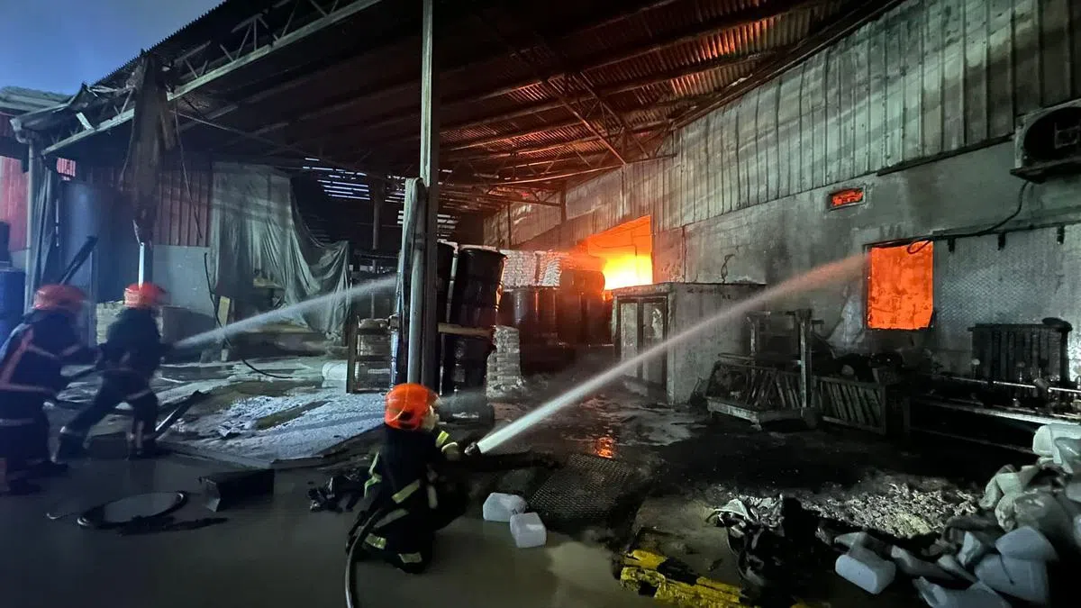 消防员使用了八支水枪和一台无人驾驶的灭火机灭火。（取自新加坡民防部队脸书）