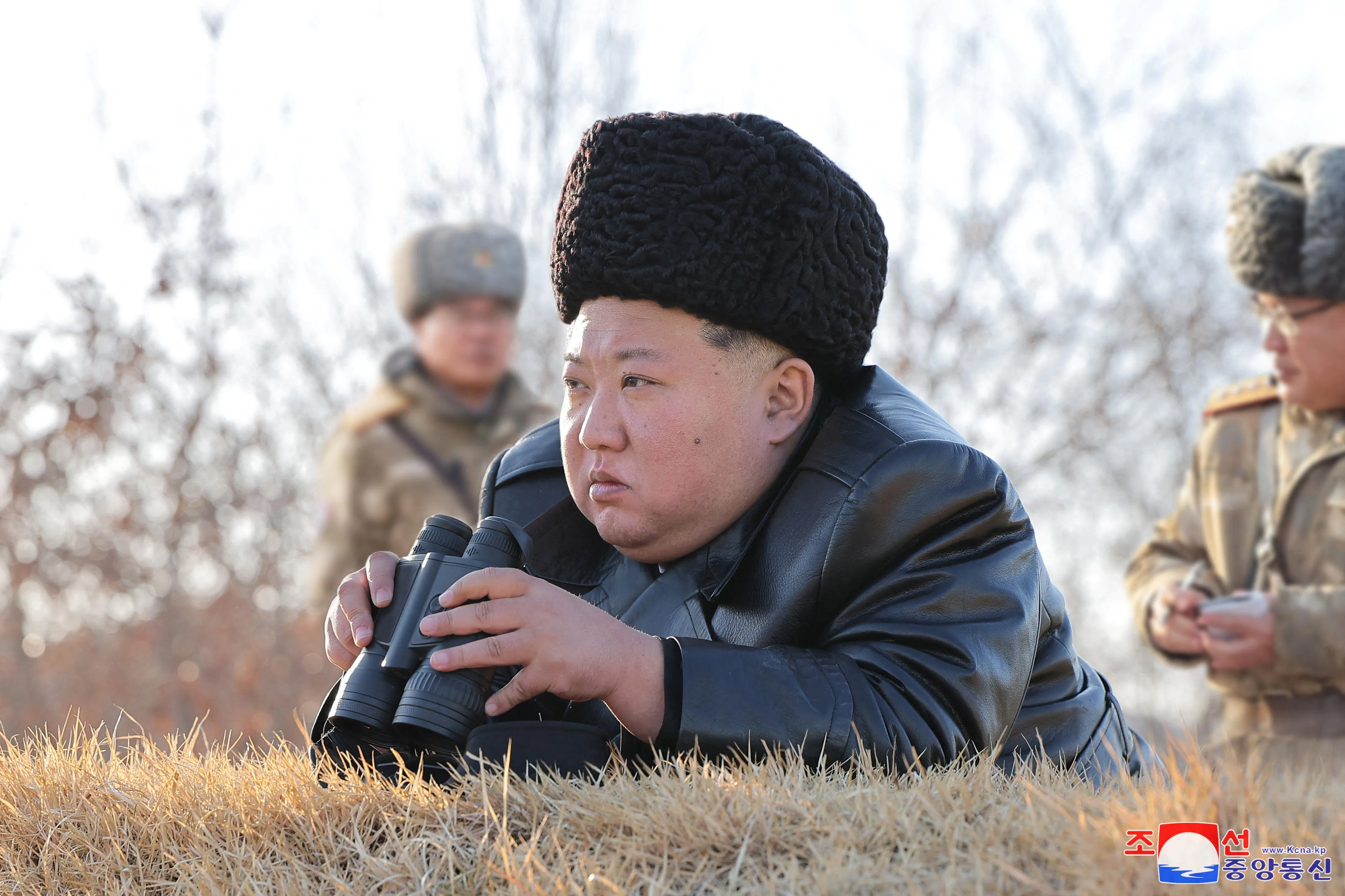 金正恩观摩发射训练。（路透社）