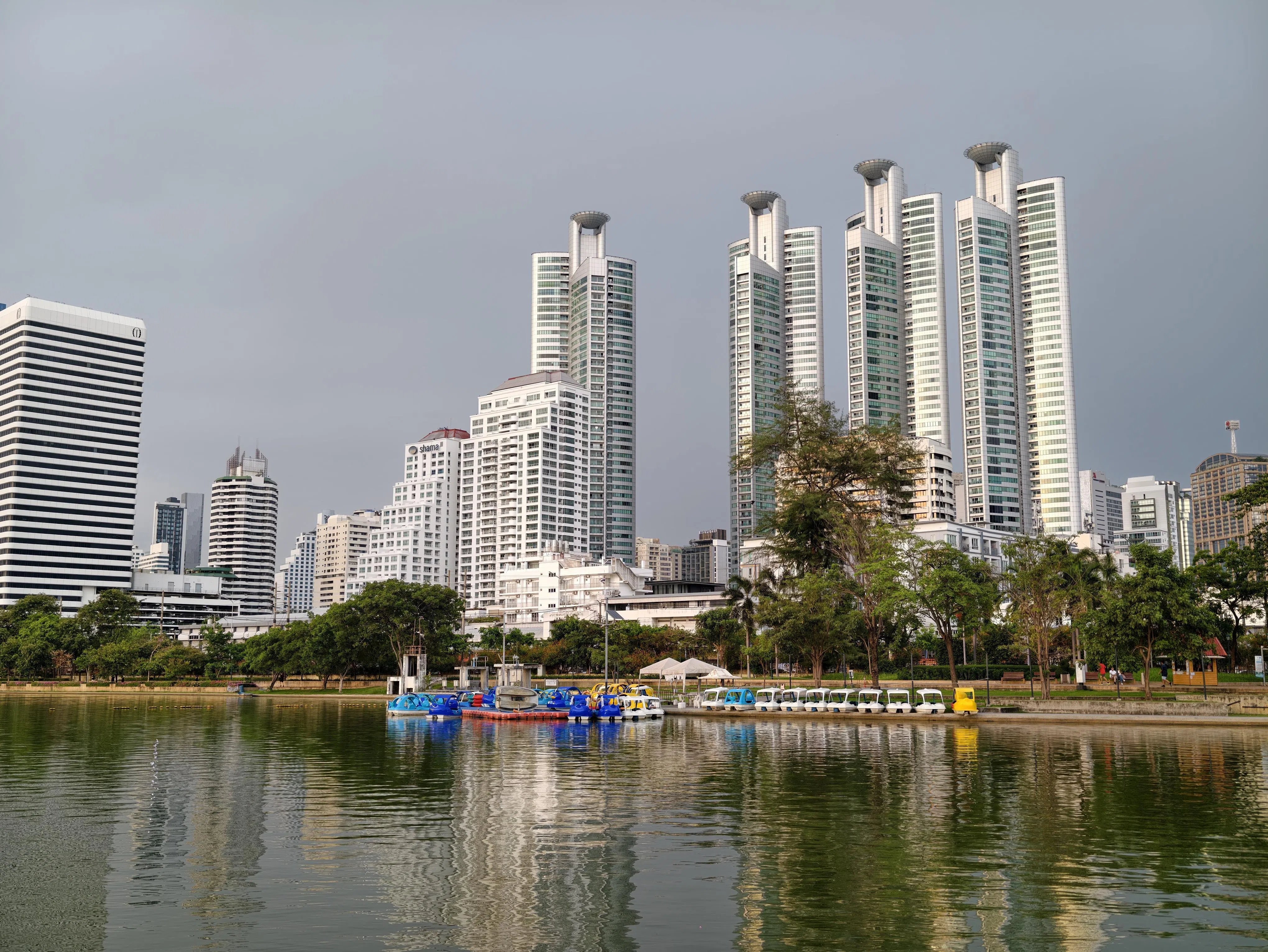 Vivo X300 Ultra拍摄城市风景表现出色，建筑与湖面倒影相互映衬。（黄少伟摄）