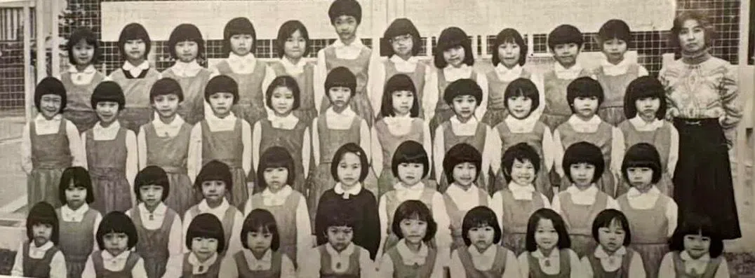 全班大合照中，找得到佘诗曼吗？（取自艺人社媒）