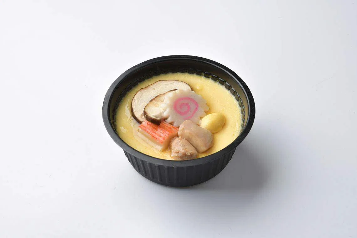 购买Kuriya日本市场新推出的即煮即食餐，多付$3.80可得三文鱼和鸡肉茶碗蒸各一个。（品牌提供）