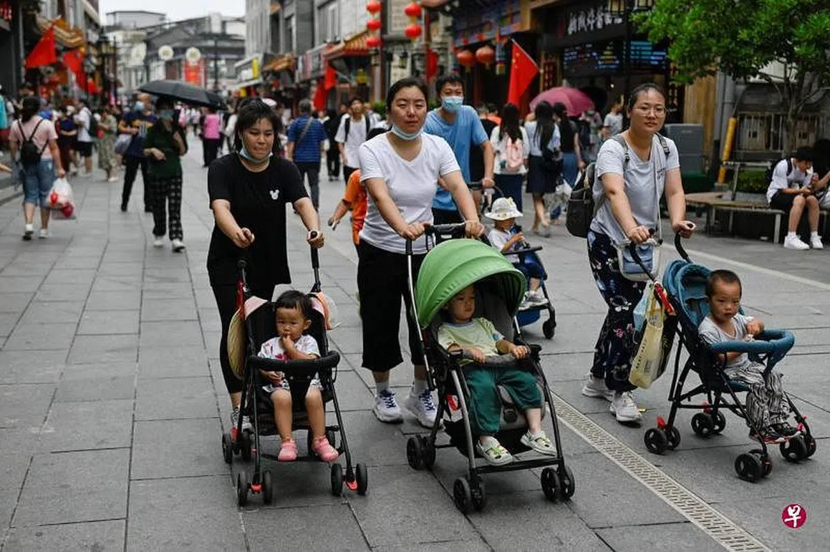 随着人口增速锐减和老龄化程度急剧加深，中国近年来的计划生育政策也大幅放宽。（法新社）