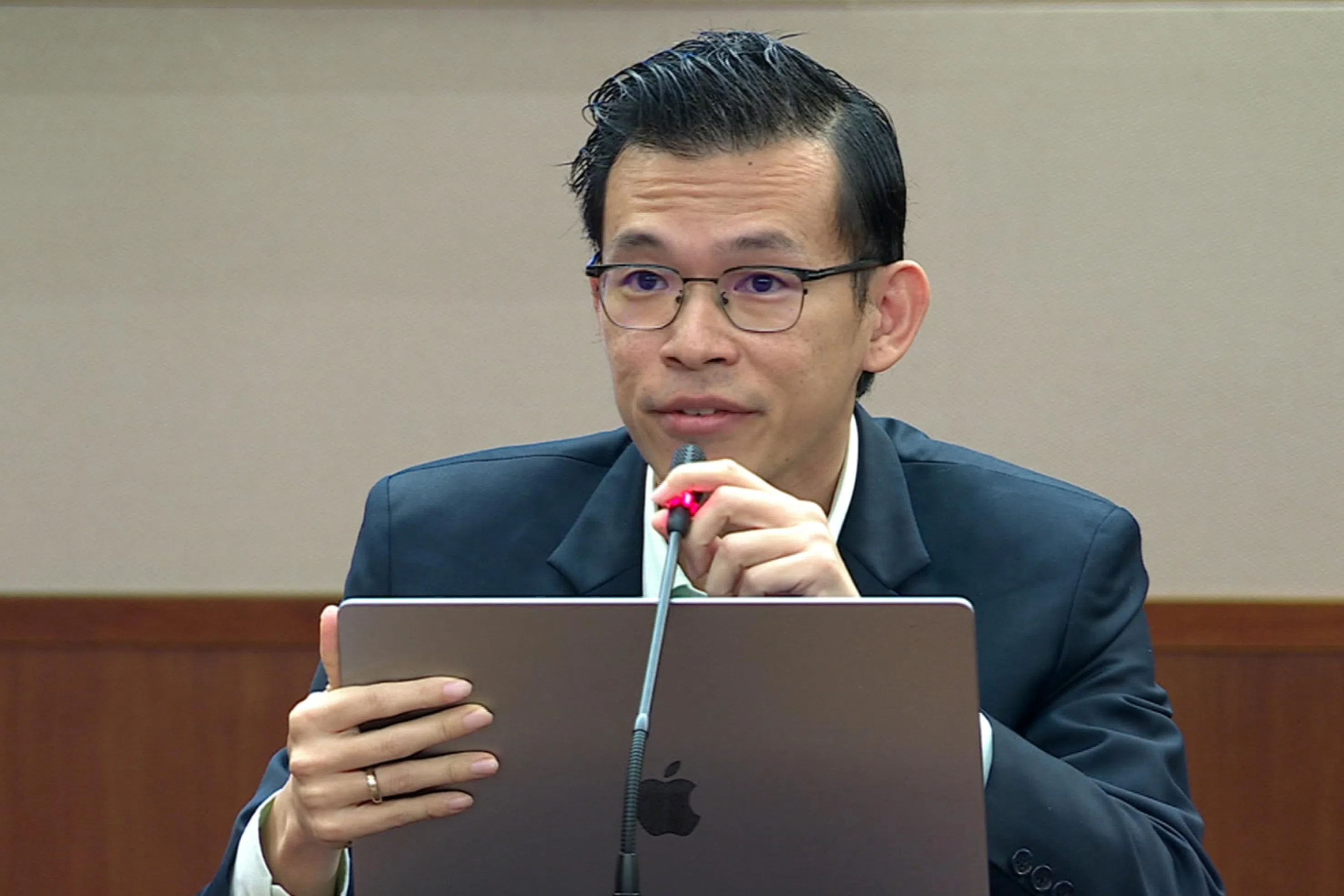 张文杰因在国会指徐芳达问了“愚蠢问题”而遭议长谢健平训斥。（数码发展及新闻部提供）