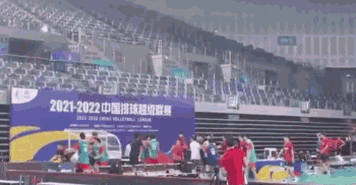 网络流传天津男排和江苏男排在场边冲突互殴的视频。（微博）