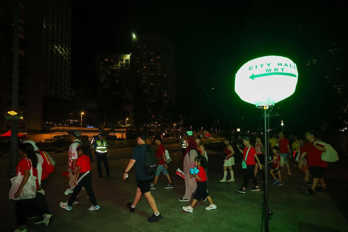 警方将在来福士城会议中心一带设置发光气球，引导公众走向最靠近的地铁站。（陈斌勤摄）