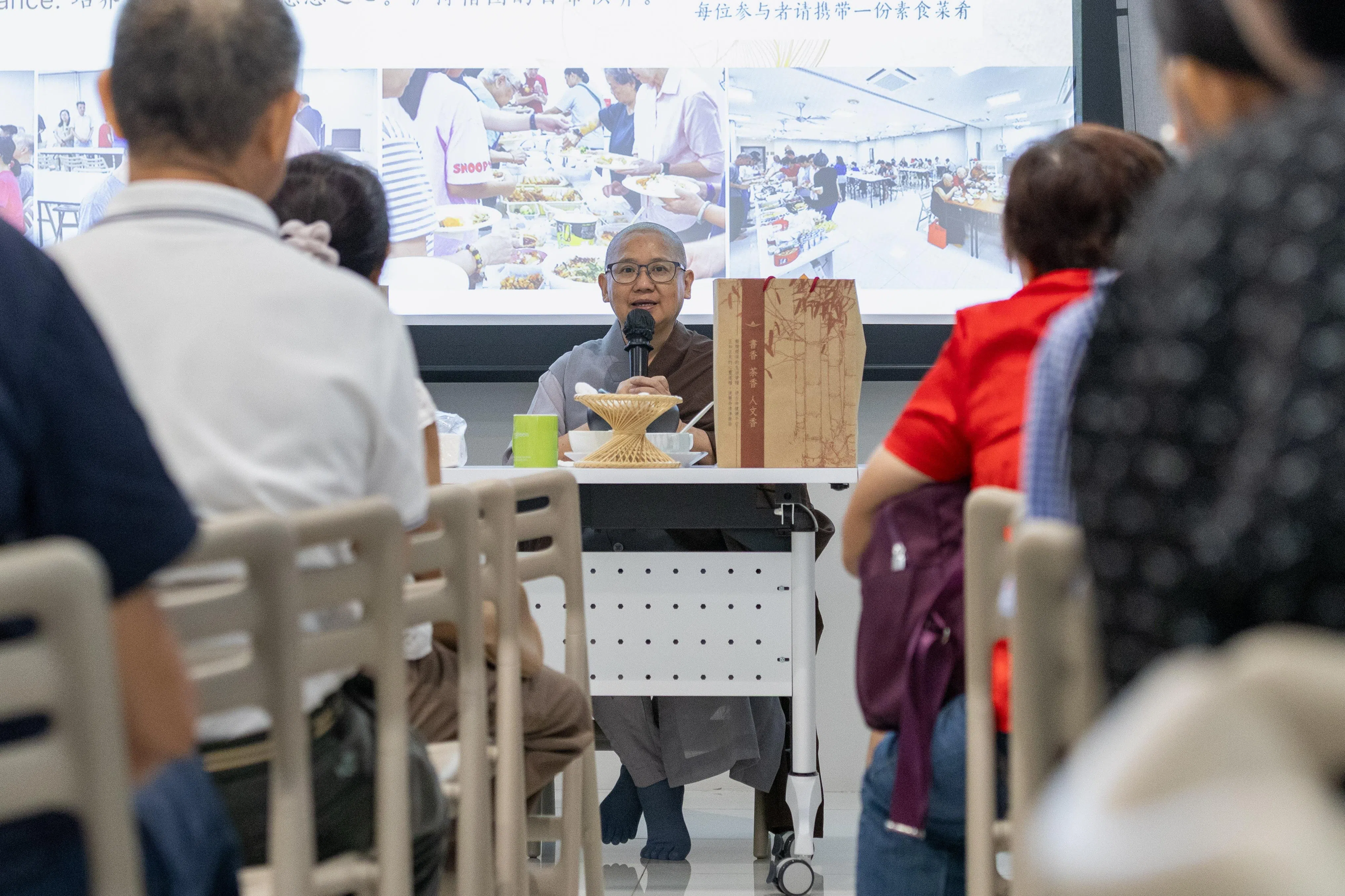释法巽法师提醒，学习新科技是为了与世界接轨，但别因此忽略与内心及家人之间最真实的连接。（普明寺提供）