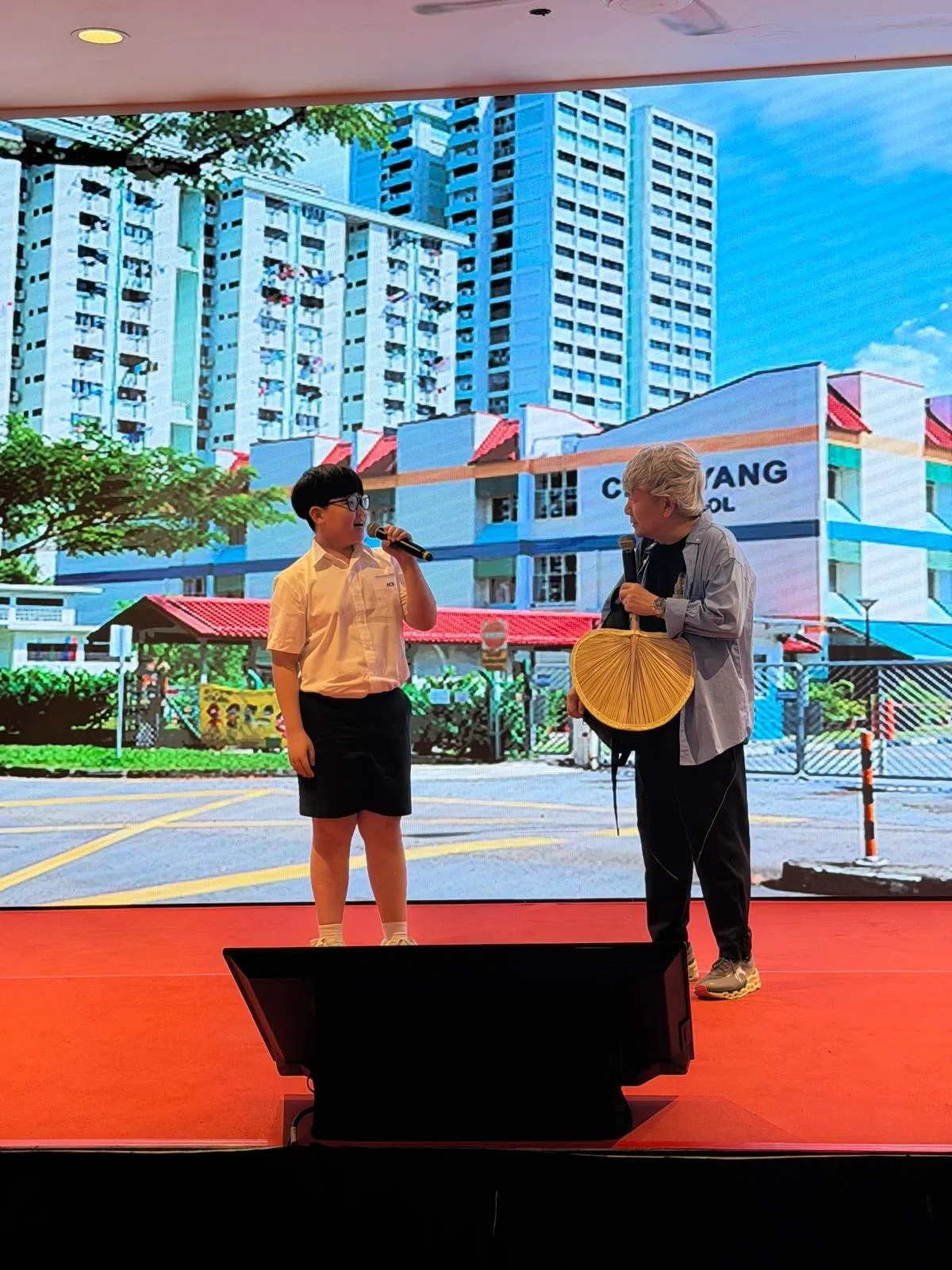陈建彬（右）和谢颖威在公路安全的路演小品饰演爷孙。（谢颖威提供）