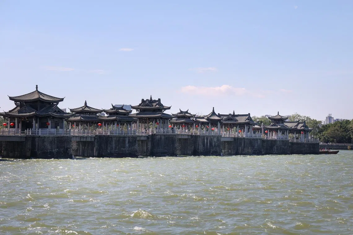 中国四大古桥之一的广济桥横卧韩江之上。（林明顺摄）