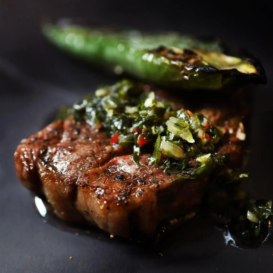 阿根廷安格斯肋眼牛排呈现牛肉原始风味，搭配经典红酒肉汁。（餐馆提供）