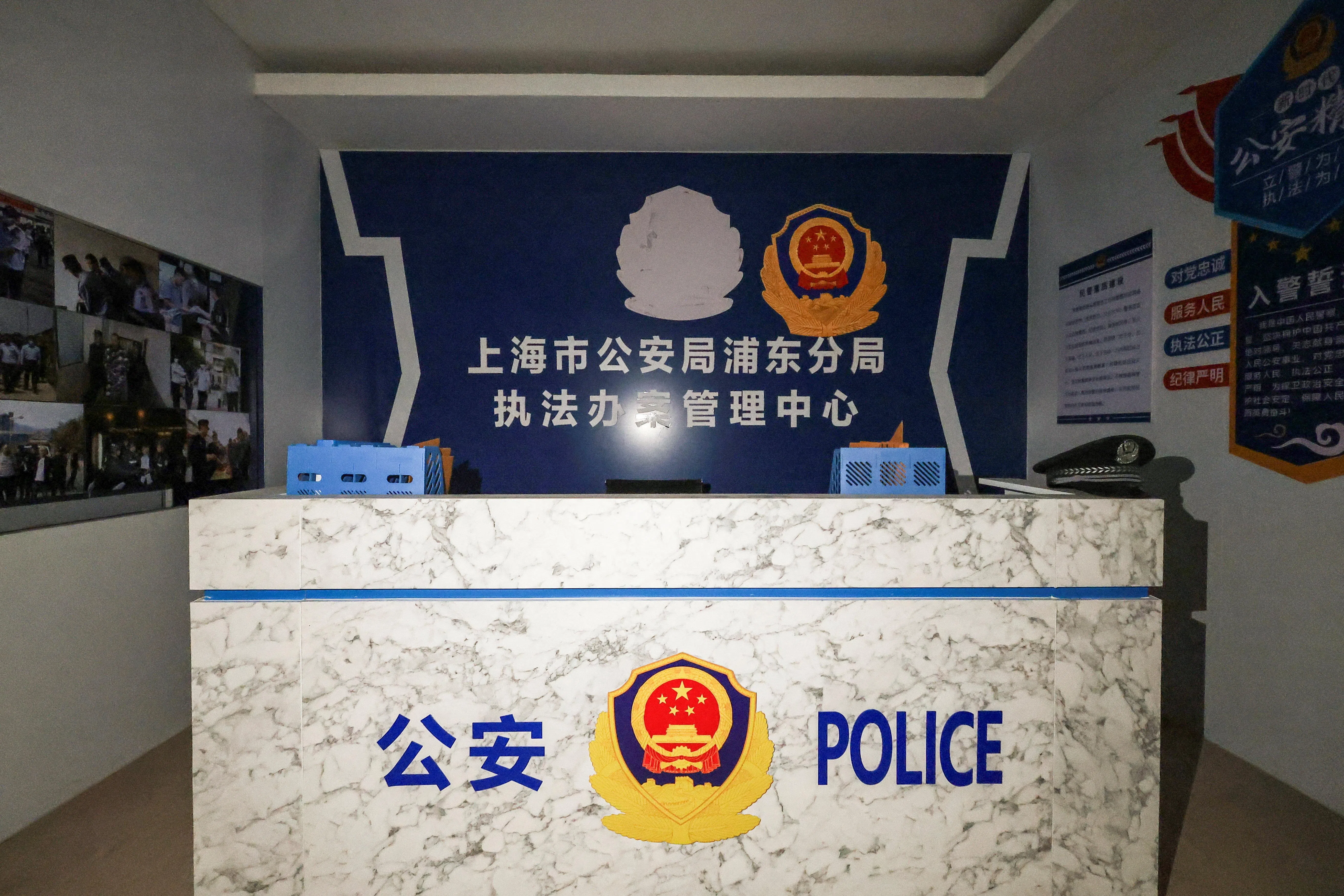 在柬埔寨奥多棉吉省三隆市奥斯马镇的诈骗园区建筑内，多间房间被布置成不同国家的“警察办公室”，其中包括中国上海市的公安局。（路透社）