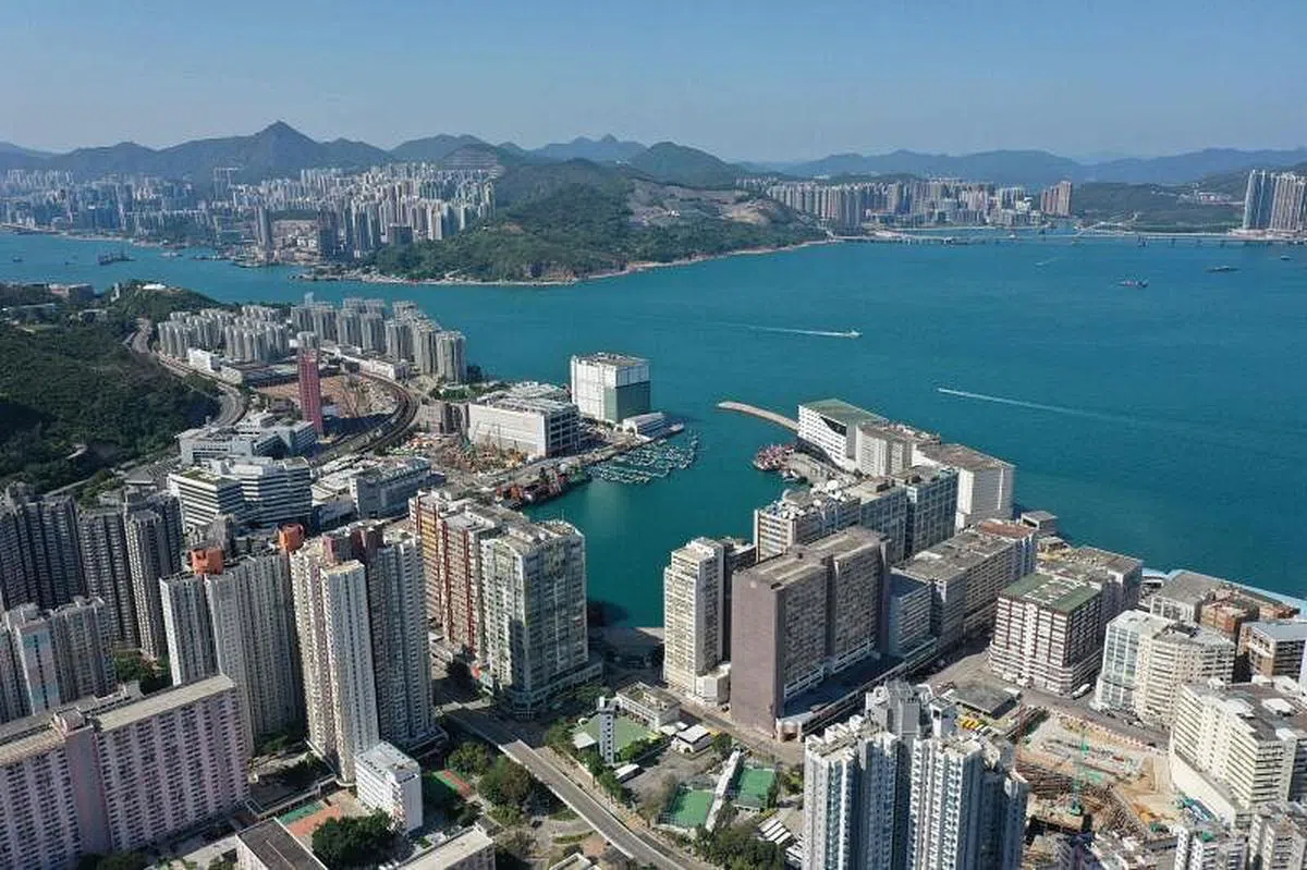 香港在上世纪五六十年代就已采用“公摊”这一概念。图为今年4月从上空拍摄的香港住宅和商业塔楼景观。（法新社） 