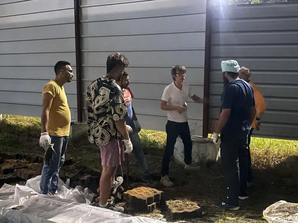 38岁那年，苏耀强（白衣）进入家族经营的建筑行业，后来成为建筑纠纷顾问。（受访者提供）