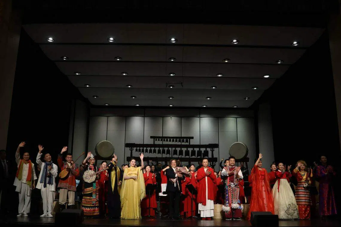 马英九率领台湾学生前往上海音乐厅，观赏上海民族乐团演出《两岸一家亲，民乐咏中华》。（马英九办公室）