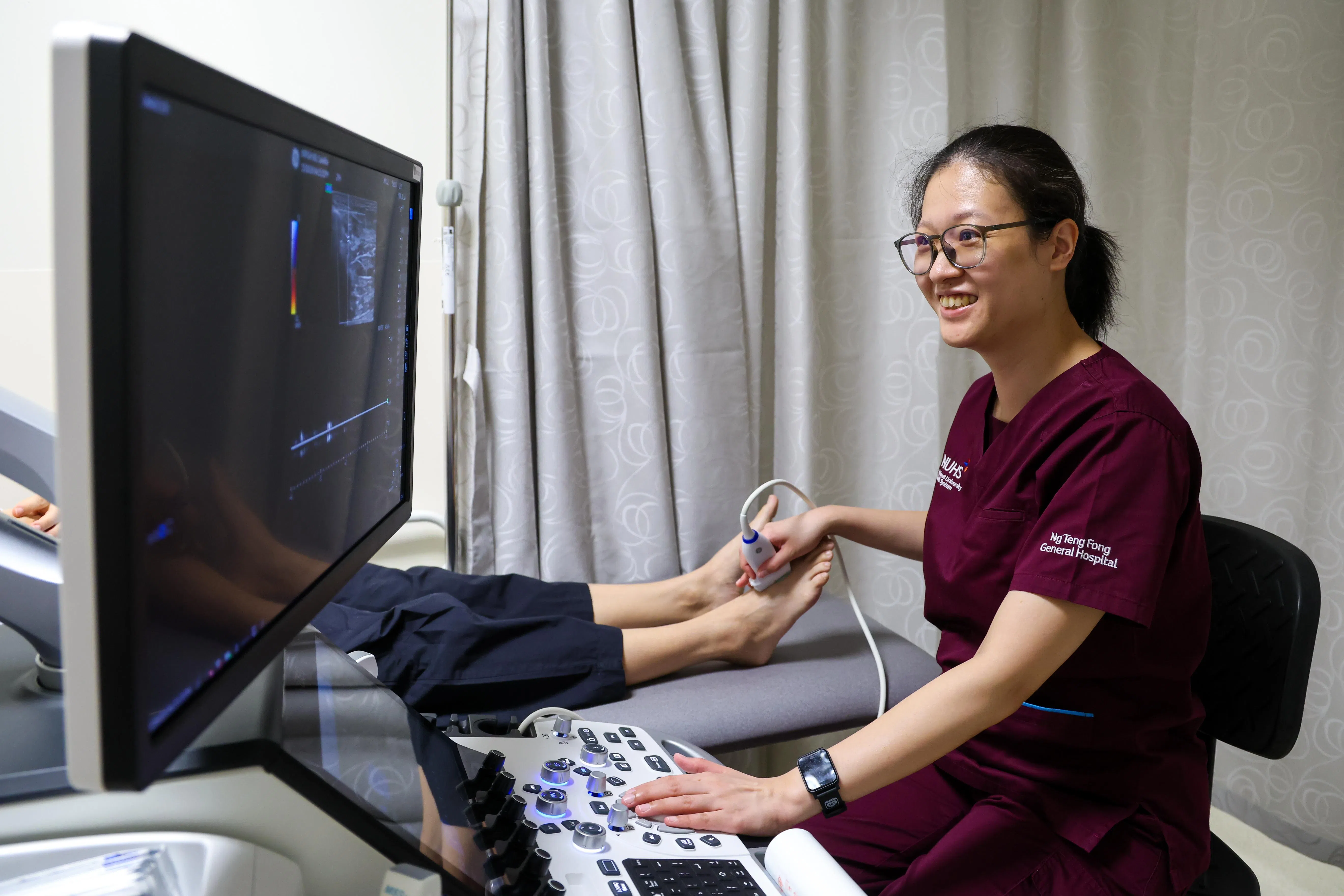 黄廷方综合医院首席血管技术员周语衡推动落实足部动脉加速时间超声波检查方案，获颁卓越奖。（林明顺摄）