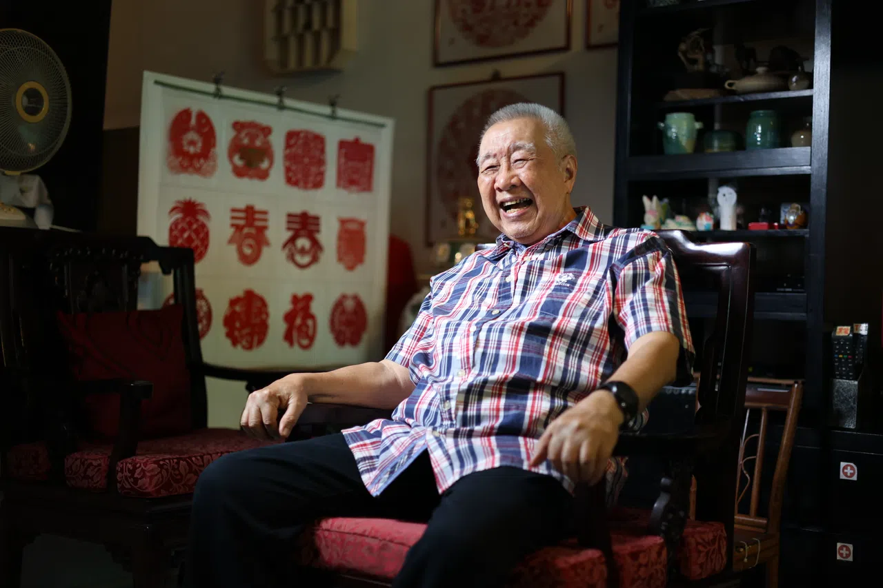 陈更生的每一幅作品都巧妙融入时事新闻。（郑一鸣摄）