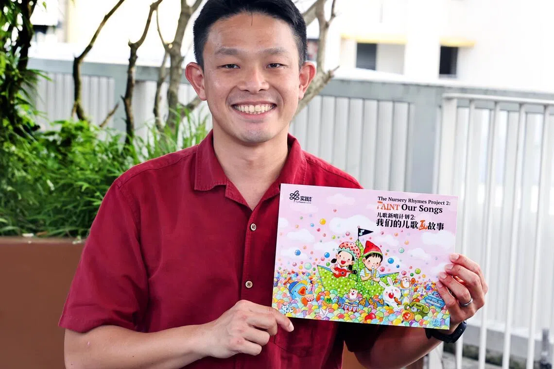 裕廊东—武吉巴督集选区议员许德财有空时会陪孩子一起阅读故事书，其中就包括本地出版的《儿歌新唱计划2：我们的儿歌画故事》。他认为，本地绘本作家阿果的插画生动勾勒出新加坡的本土风貌，是他向孩子介绍和认识新加坡的好素材。（周国威摄）