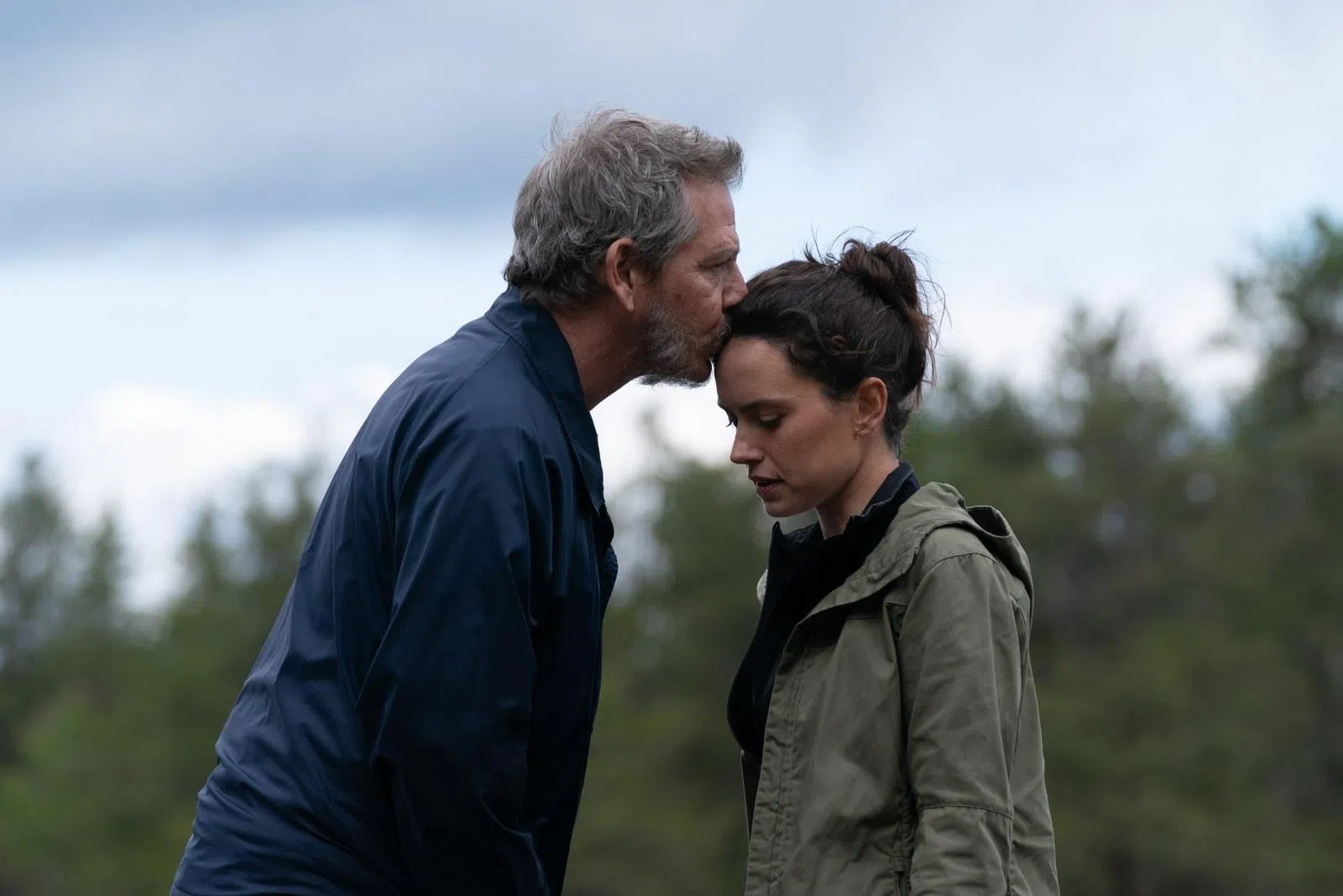 Ben Mendelsohn（左）和Daisy Ridley在《沼泽王的女儿》上演另类父女关系。（嘉华院线提供）