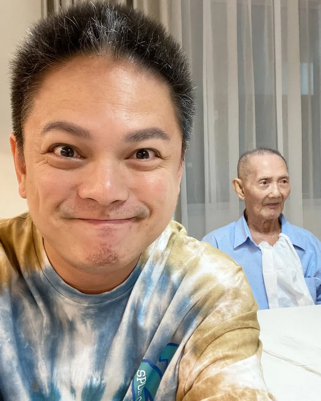 周崇庆爸爸（右）今年2月病逝，来不及出席儿子的毕业典礼。（取自周崇庆IG）