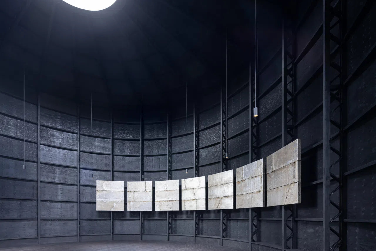 西斯特·盖茨在伦敦Serpentine创作《黑色教堂的七首歌》。（Serpentine和Theaster Gates Studio提供）