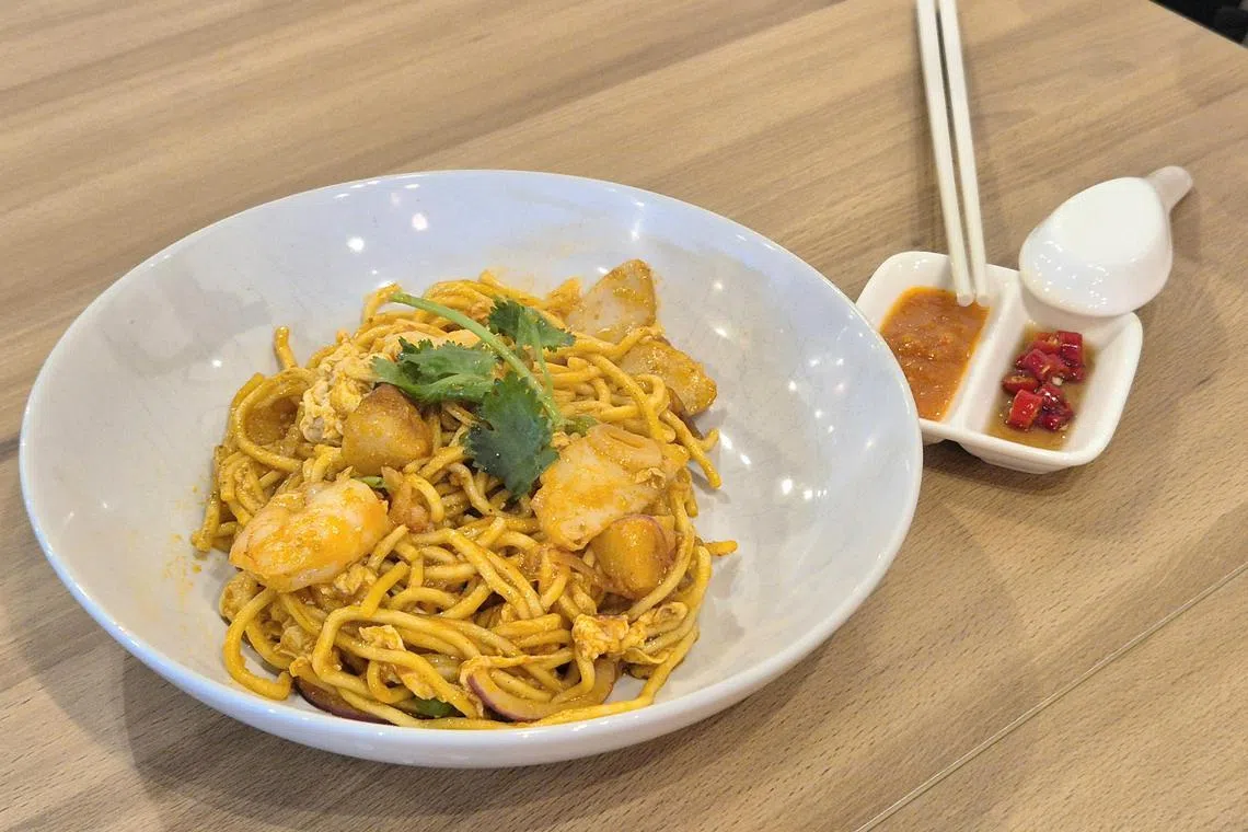 招牌马来炒面是平民美食的升华版。（陈爱薇摄）