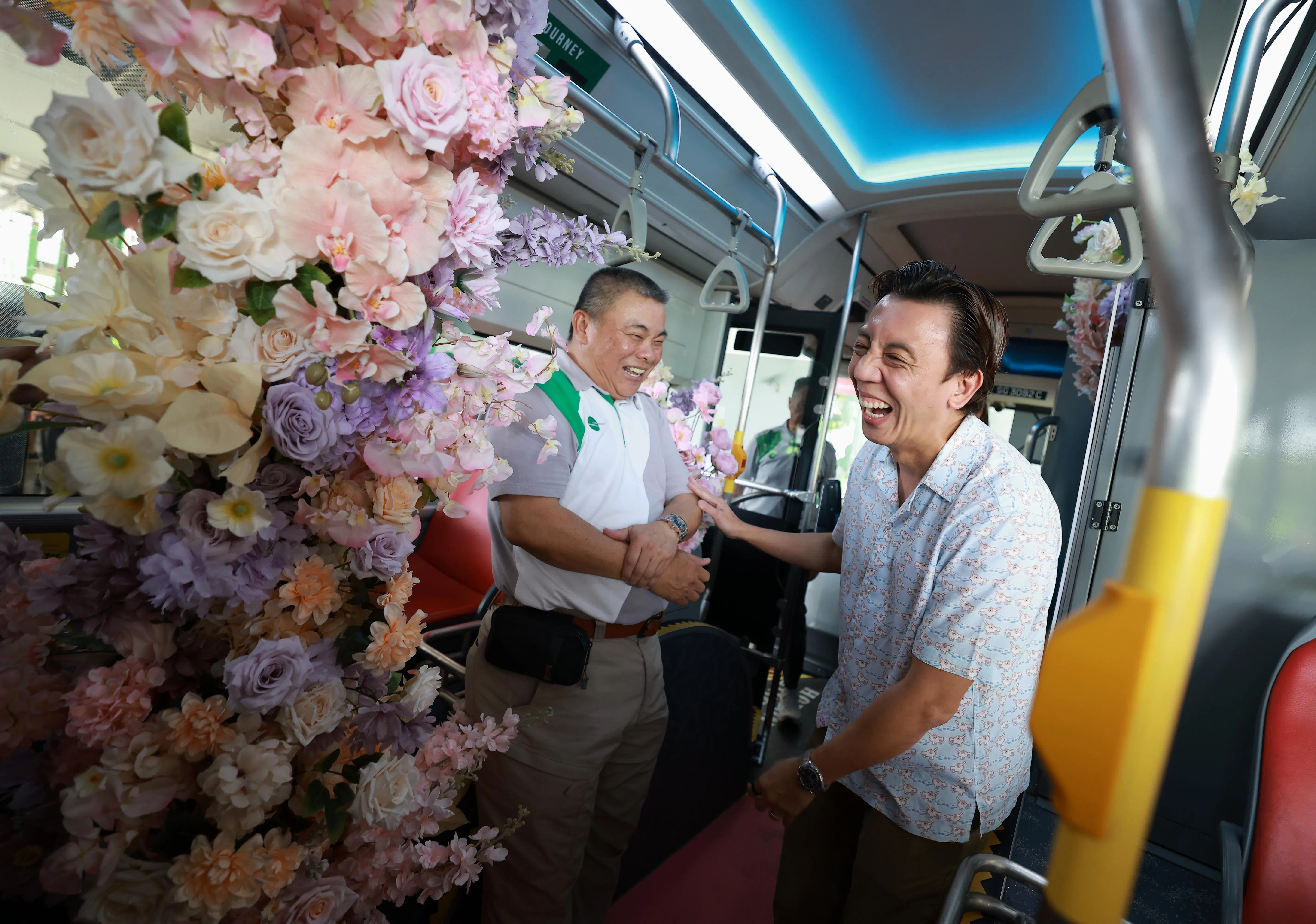 交通部代部长兼财政部高级政务部长萧振祥（右）与易塔通新加坡总裁卓文生，星期六为全国首辆婚礼巴士主持推介。（新明日报）