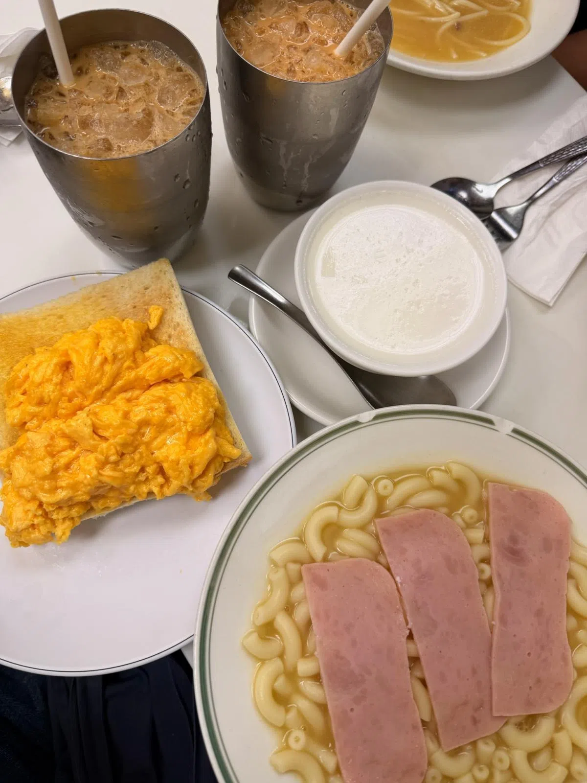 澳洲牛奶公司的炒蛋吐司几乎每桌必点，搭配冻奶茶，是经典的港式早餐组合。（作者提供）