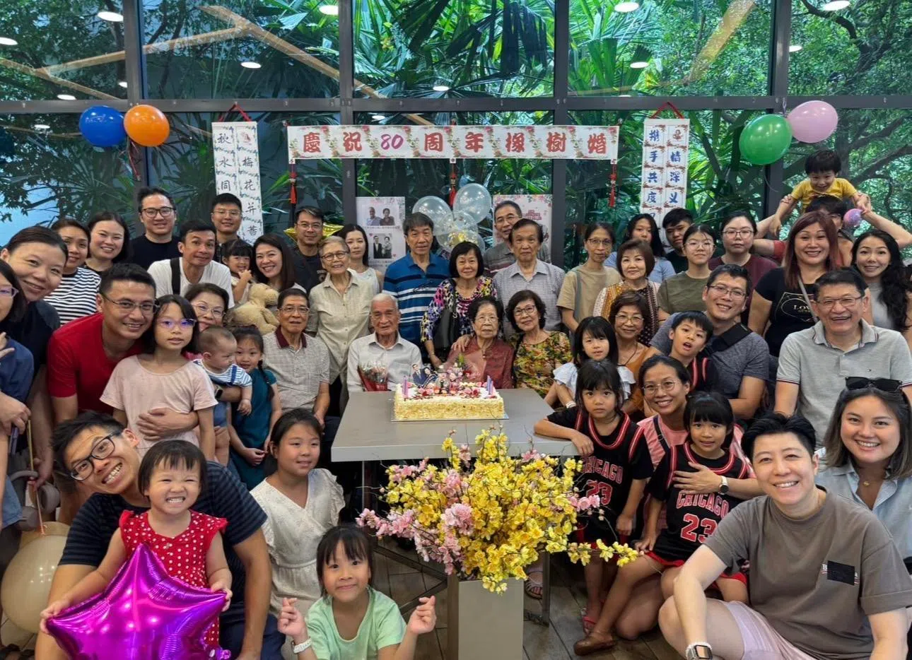 2025年王秋水与梁梅庆祝结婚80周年，孩子、孙子与曾孙都出席，场面热闹。（受访者提供）