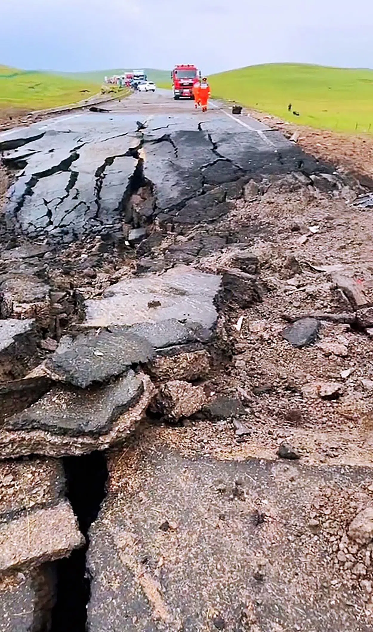 爆炸发生后，事故现场出现道路受损情况。（新华社）