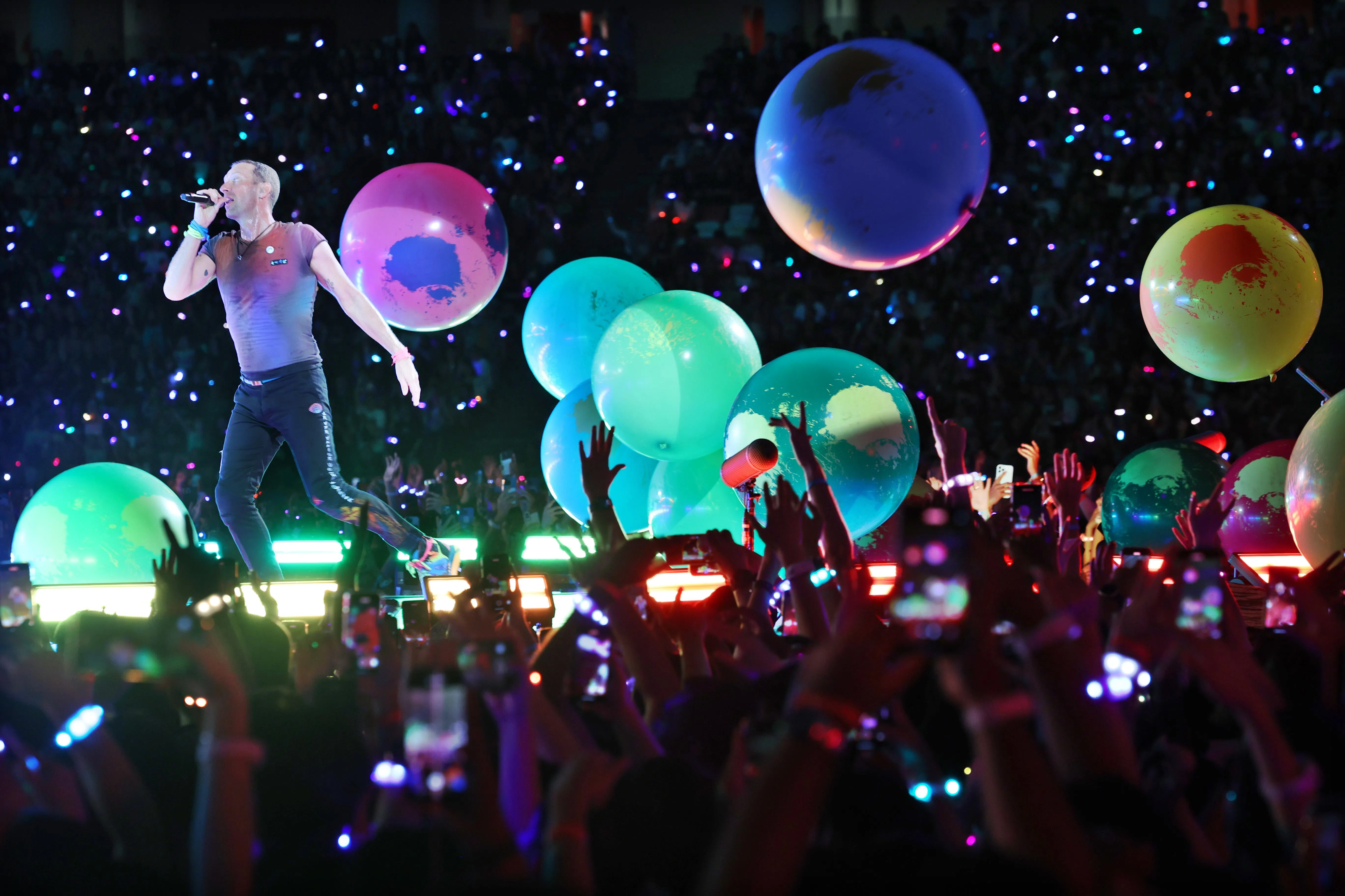 Coldplay演唱会上鲜少有观众用手机拍摄，他们大多举着荧光手环尽情享受当下。（档案照）