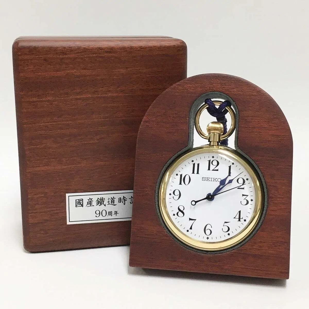 1929年日本国家铁道局委任精工为官方计时怀表供应商。2019年，日本国家铁道局庆祝90周年庆，精工特地复刻同款怀表出售。（日本国家铁道局图片）