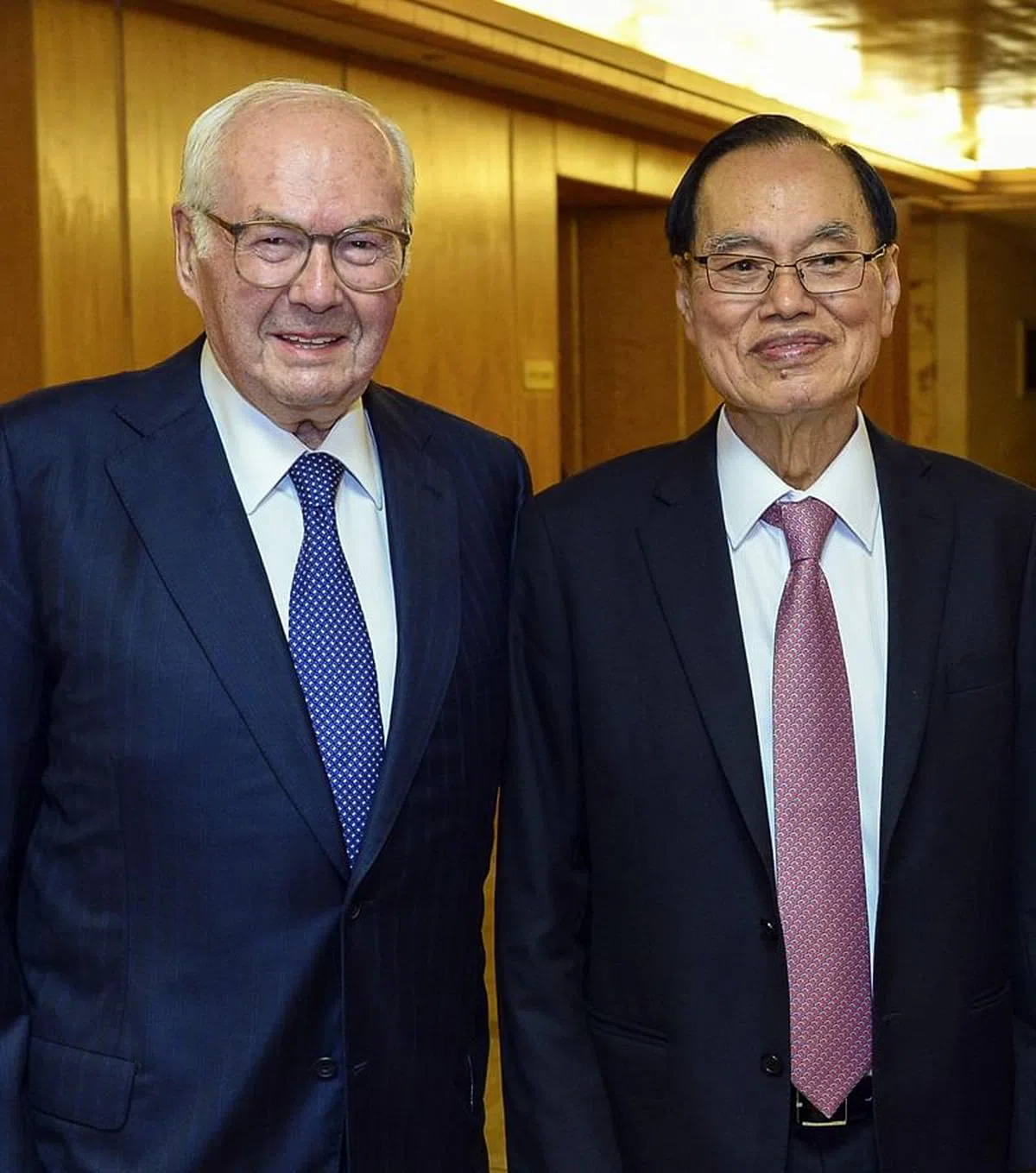 高登钟表创办人林廷万（右）与萧邦联合总裁卡尔·舍费尔三世有几十年的交情。（图/商家提供）